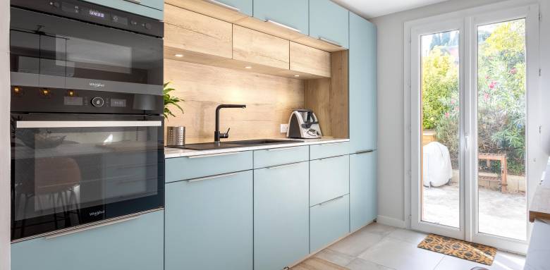 Cuisine vert sauge dans une maison à Toulouse