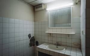 Salle de bains sans fenêtre avec humidité