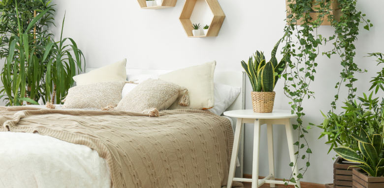 Une chambre rénovée qui invite à la détente et au bien-être.