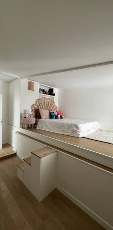 un escalier sur mesure pour accéder au lit - Paris