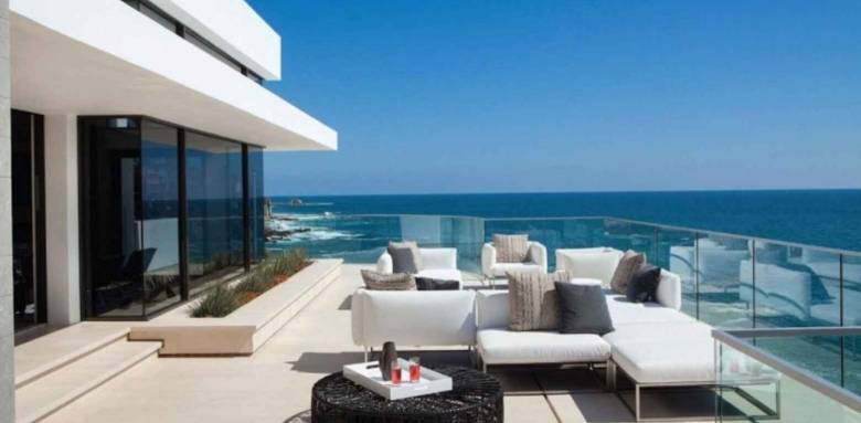 La terrasse en béton avec La Maison Des Travaux, Les Sables d'Olonne