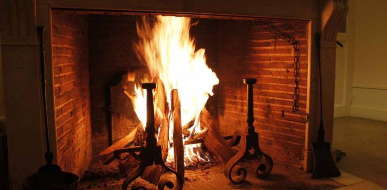 cheminée traditionnelle foyer ouvert à bûches