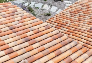 Joli toiture avec des tuiles en terre cuite multicolores