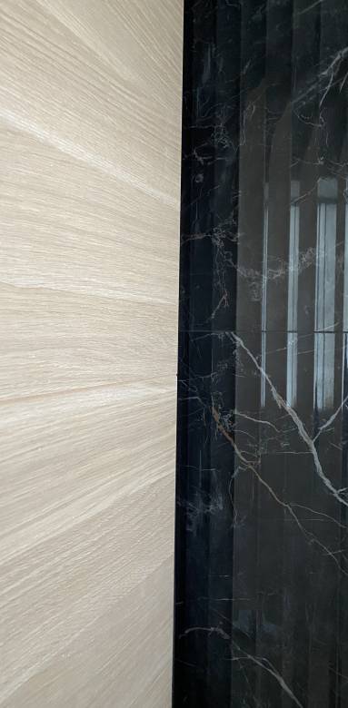 Rénovation d'une salle de bain, couleur profonde et matériau naturel