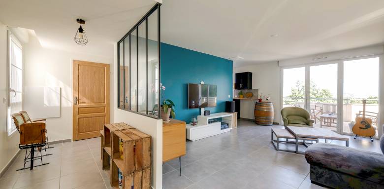 un hall d'entrée délimité par une verrière