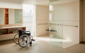 salle de bain PMR à Deauville accessibilité optimale