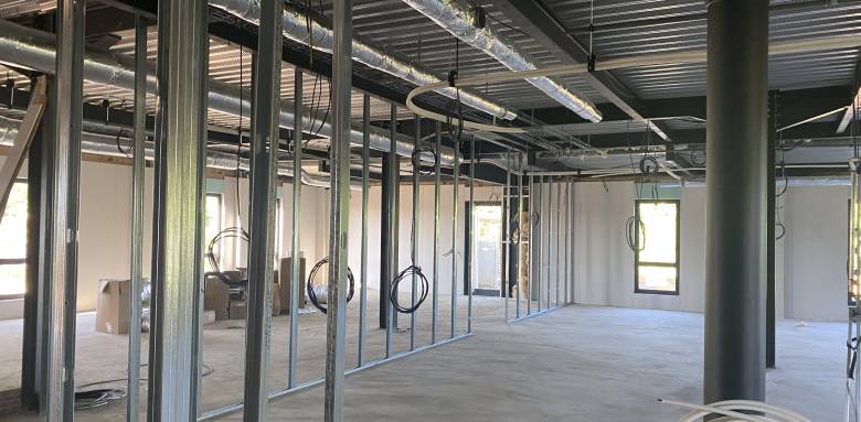 Création de surfaces de bureaux, rails et cloisonnements