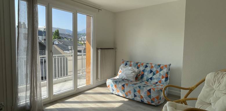 Un sol clair, une grande baie vitrée, dans cet appartement, dans le Grésivaudan