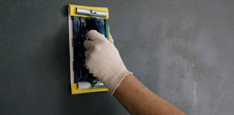 Pose d'un tadelakt noir sur les murs 