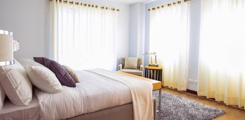 Une chambre parentale doit être à la fois cosy et fonctionnelle.