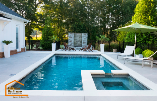 Piscine en béton avec jacuzzi intégré