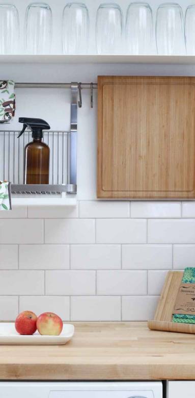 Une cuisine blanche très lumineuse avec un plan de travail classique 