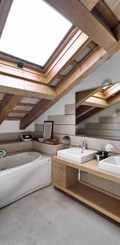 Salle de bain familiale avec baignoire et double vasque à hauteur réduite 