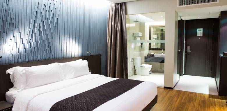 Suite parentale lite king size et salle de bain blanche