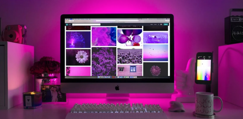 Bureau avec LED de couleur rose