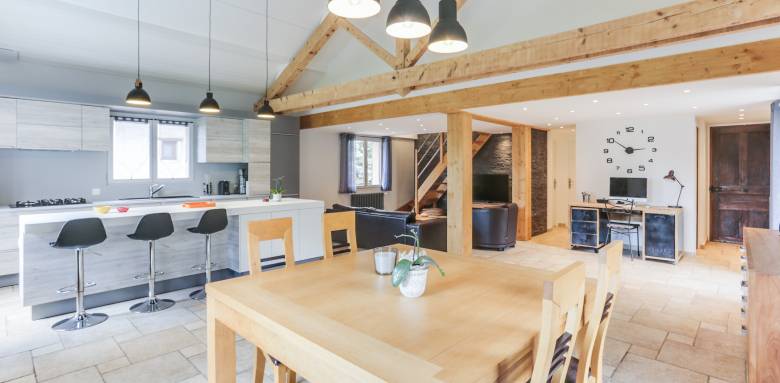 Dans le Grésivaudan, nos clients ont complété l'îlot central par une grande table carrée