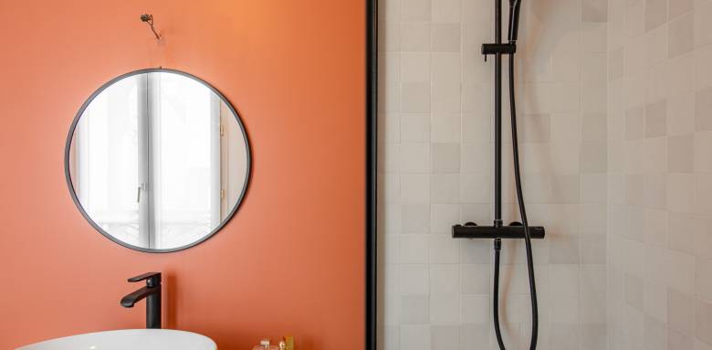 Décoration et meubles pour une salle de bain haussmannienne à Paris 8e
