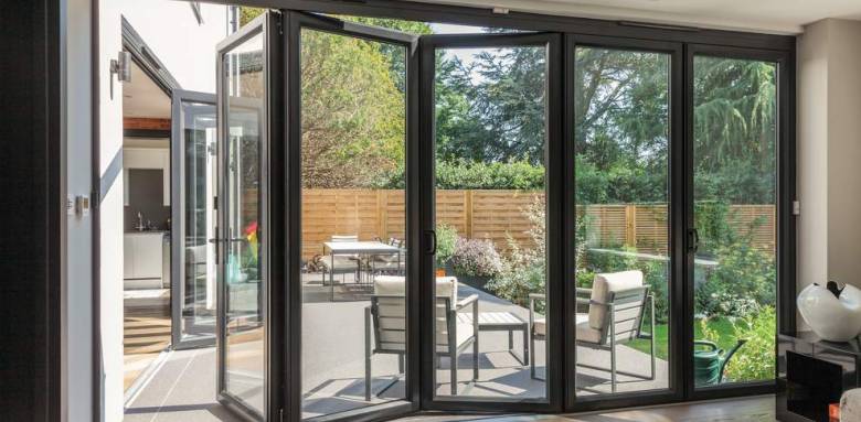 Baie vitrée accodéon ouverture sur extérieur