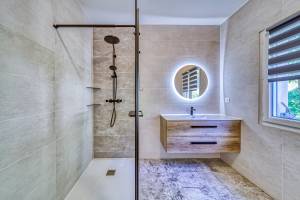 Magnifique éclairage par le miroir rond
