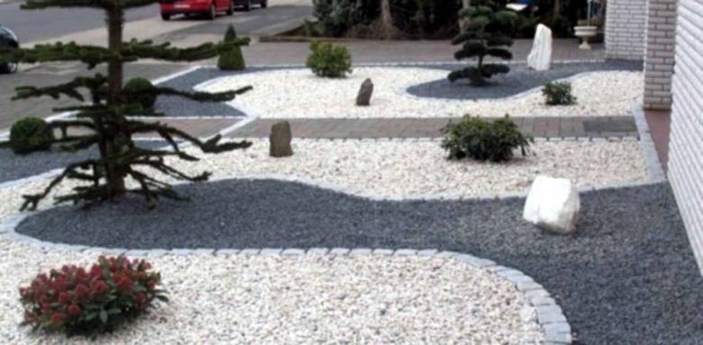 gravier blanc et noir, séparé par des pavés en quartzite