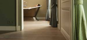 Salle de bain sol parquet liège