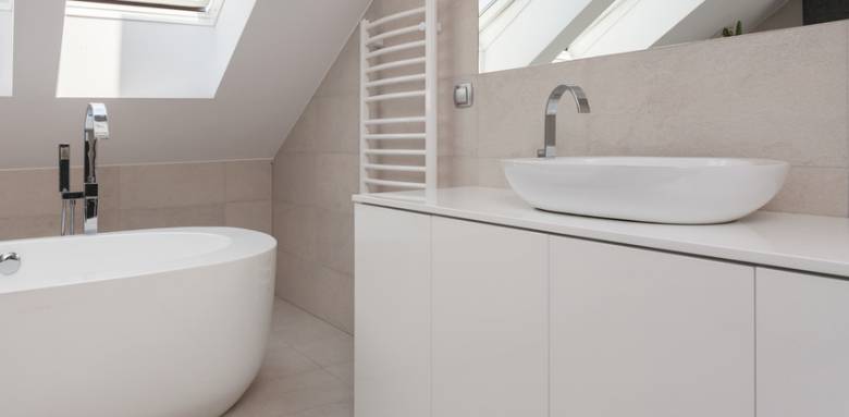 salle de bain sous les toits, très lumineuse