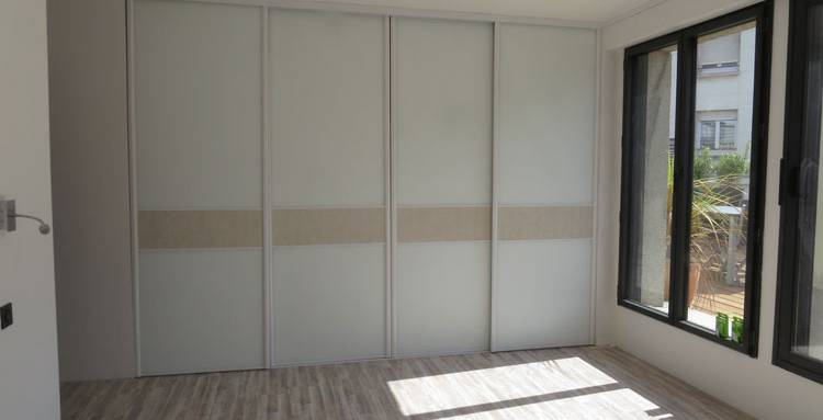 Dressing aménage dans chambre avec baie vitrée porte coulissantes