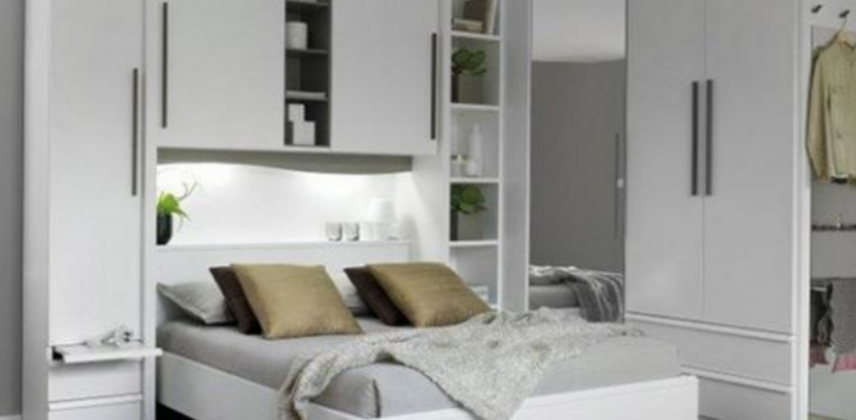 Dressing intégré à la tête de lit