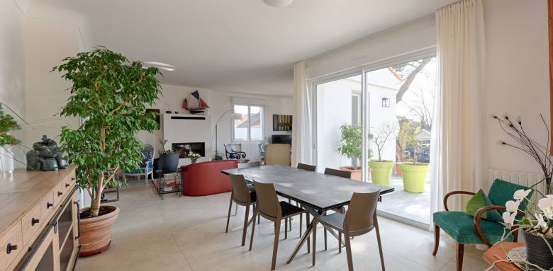 Salon Salle à manger dans une maison à La Queue les Yvelines