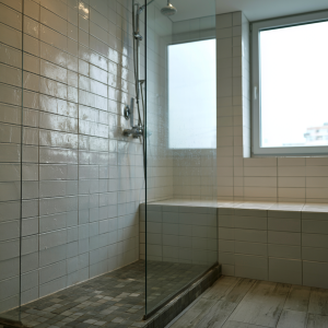 Douche moderne avec carrelage blanc et paroi vitrée minimaliste