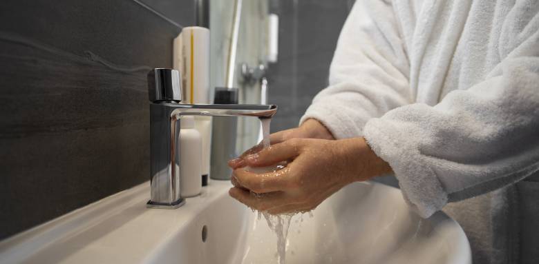 robinetterie senior, mitigeur thermostatique, sécurité salle de bain, rénovation salle de bain senior, Clamart, accessibilité salle de bain, salle de bain PMR