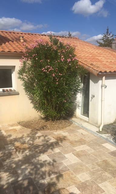 Aménagement de terrasse en travertin - Nantes 44