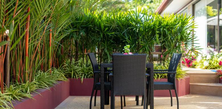 Coin repas sur une terrasse