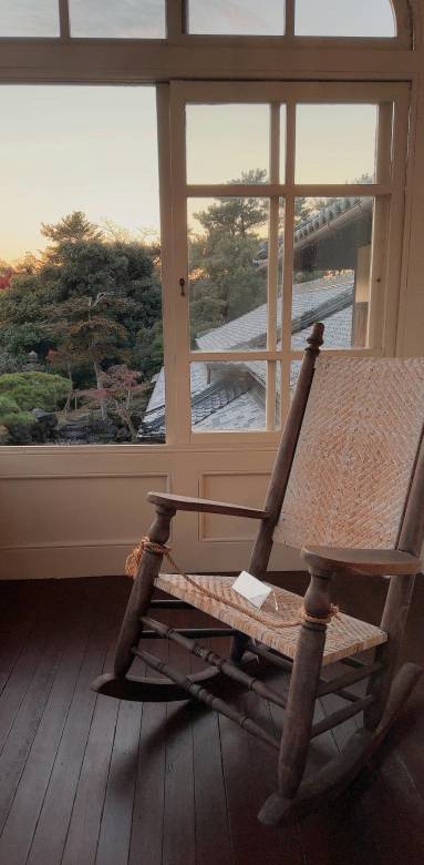 loggia avec parquet et fenêtres
