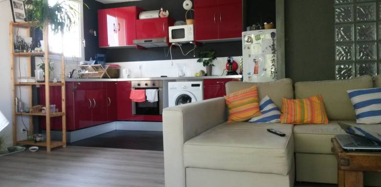 Rénovation petit appartement avec cuisine compacte et espace salon