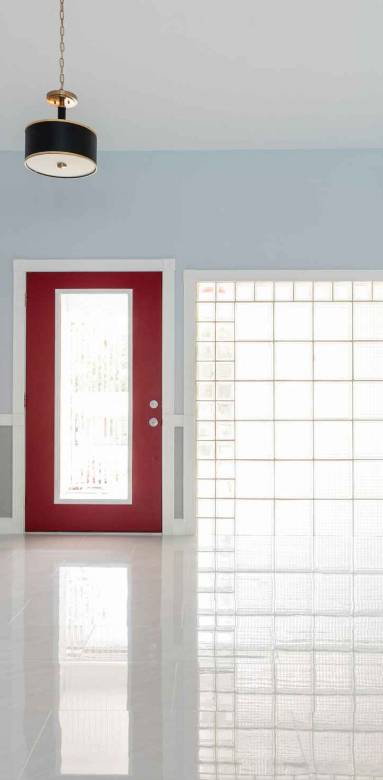 maison avec décoration blanche et sol lumineux