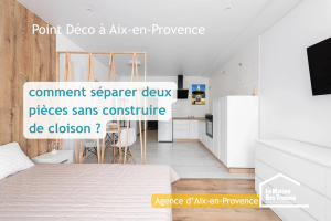 Claustra en bois permettant de séparer élégamment une salle à manger de la cuisine tout en conservant la lumière naturelle. Une solution idéale pour structurer les espaces lors d’une rénovation intérieure à Aix-en-Provence.