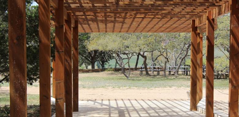 Comment faire une terrasse couverte avec une pergola ? Les idées de La Maison Des Travaux