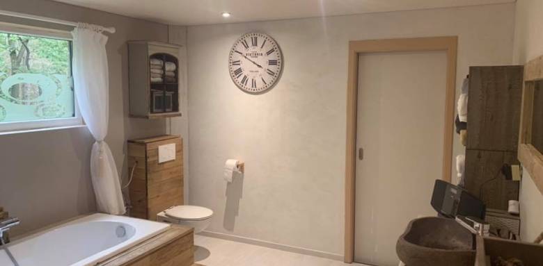 Plafond tgendu salle de bain uni avec spots leds encastrés