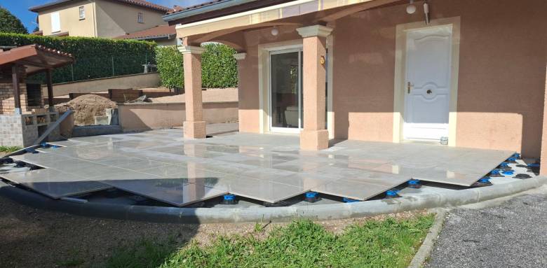 Terrasse sur plots : la solution idéale pour aménager votre jardin