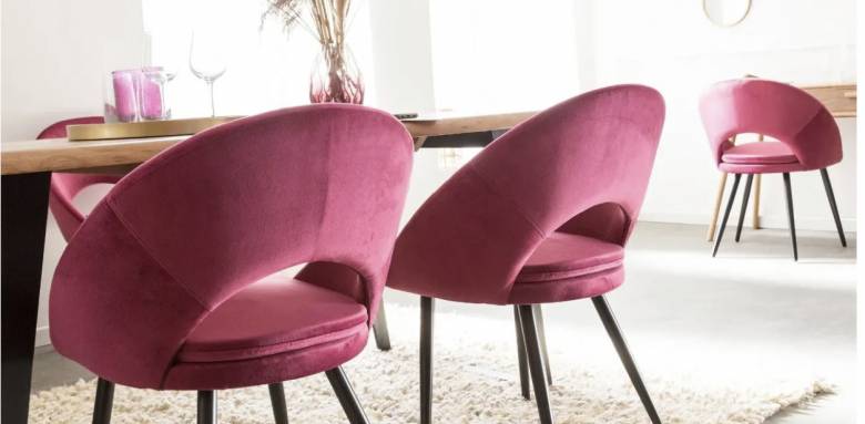 Chaises en velours coloris framboise