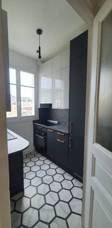  Un carrelage effet marbre en forme originale au Chesnay