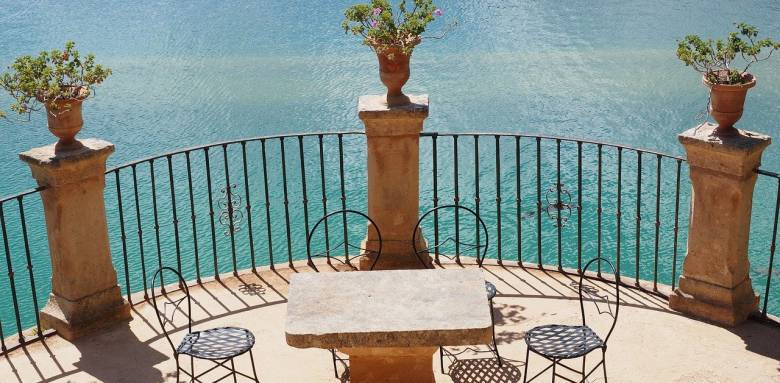 Un garde-corps de terrasse traditionnel et chic.