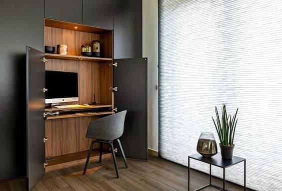 Espace bureau  dissimulé dans un placard coulissant