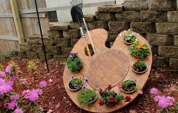 Jardin - succulentes dans poteries sur roue -  