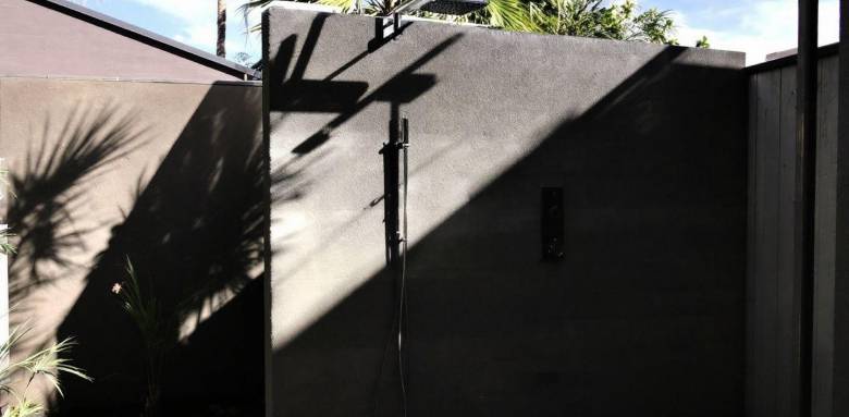 Aménager une douche extérieure pour piscine ou plage : Le guide complet