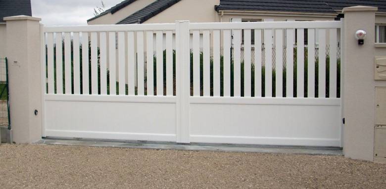 portail coulissant en aluminium laqué blanc