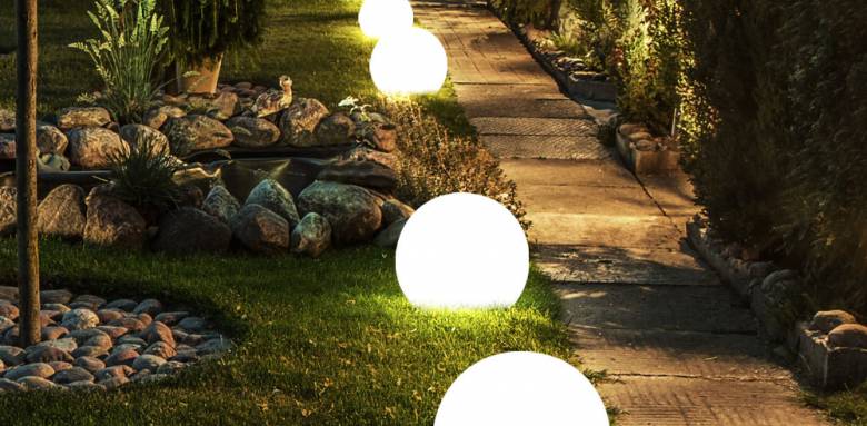 Eclairage allées jardin boules solaires
