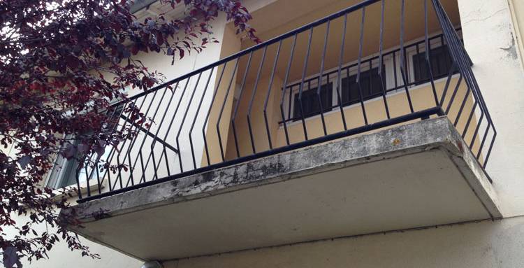 Vue balcon et baie vitrée d'origine avant travaux de l'extension surélevée en façade