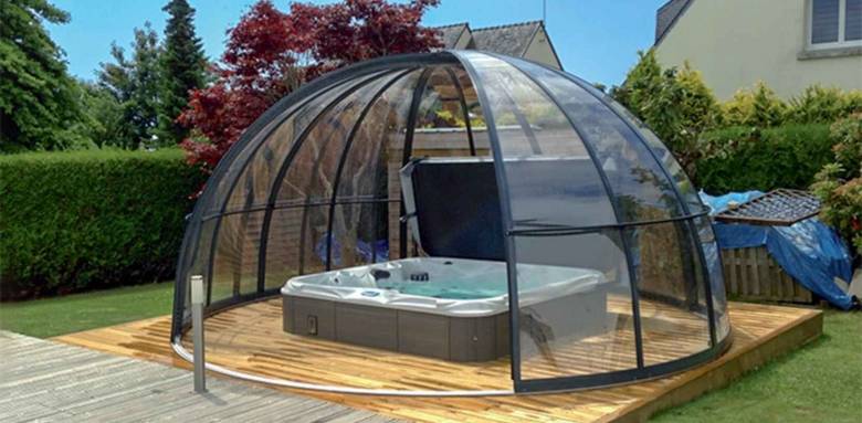 spa jacuzzi extérieur avec coupole
